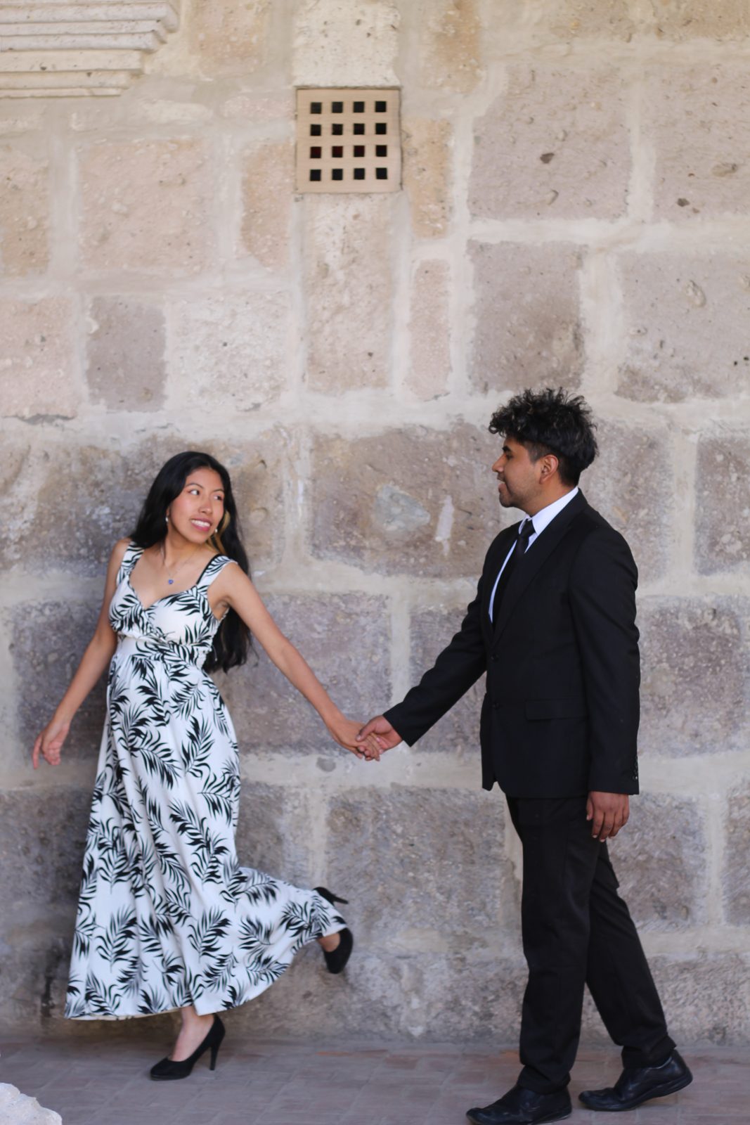 Julissa y Rodrich frente al sillar